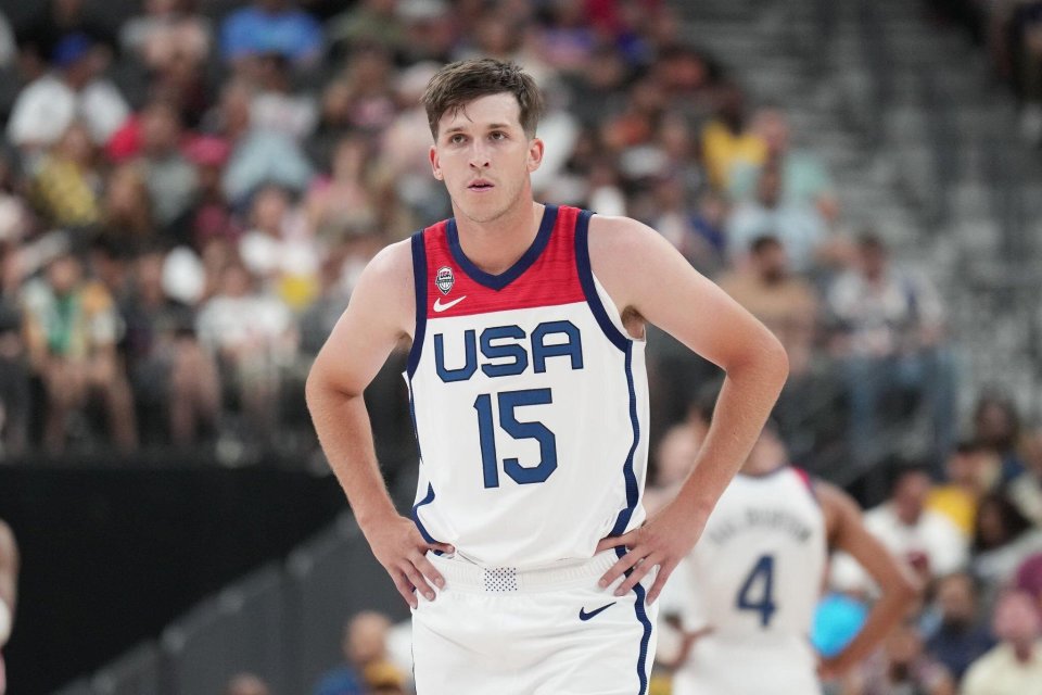 纽卡斯尔训练开放日,赛前回应争议引欢呼,CBA季后赛在即,轮换策略成焦点 纽卡斯尔训练开放日,赛前回应争议引欢呼,CBA季后赛在即,轮换策略成焦点