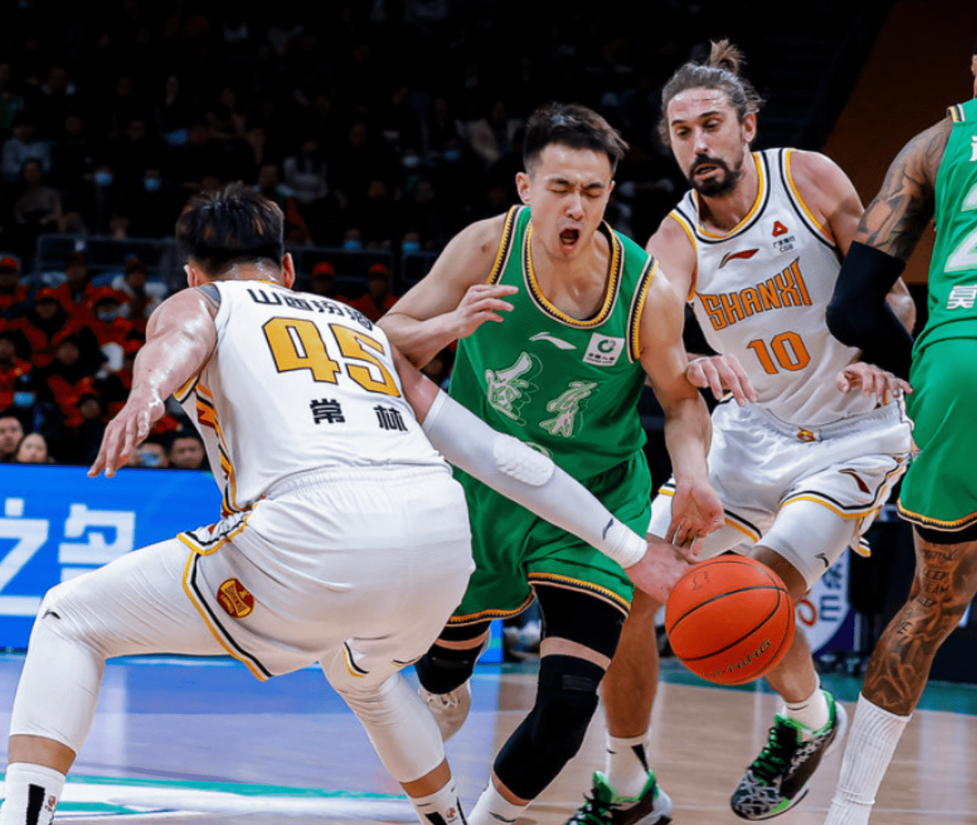 纽卡斯尔训练开放日,赛前回应争议引欢呼,CBA季后赛在即,轮换策略成焦点 纽卡斯尔训练开放日,赛前回应争议引欢呼,CBA季后赛在即,轮换策略成焦点