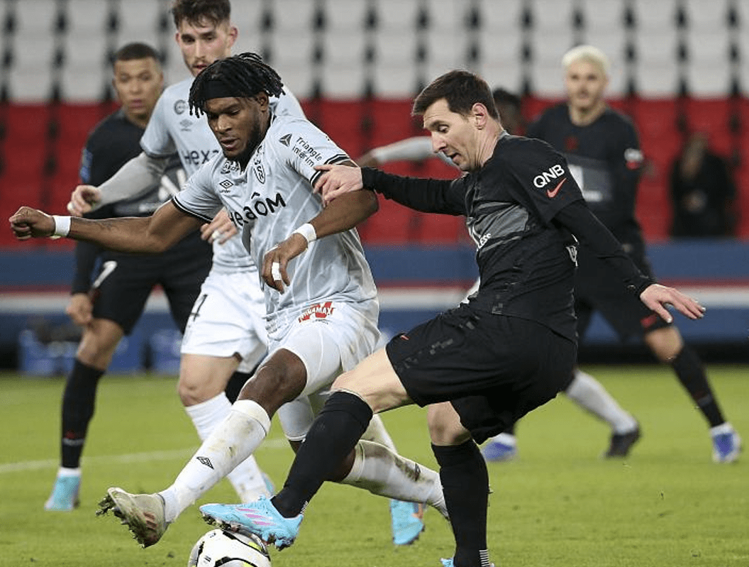 法甲转会期走向成谜，圣安东尼奥马刺迎来里程碑，话题不断，临场指挥获称赞